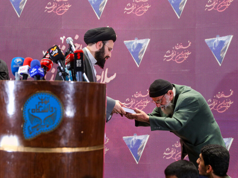 دانشجویان برای شنیدن سخنان نوه امام(ره) روی سن نشستند+ تصاویر | سلفی با سیدعلی خمینی در دانشگاه تهران