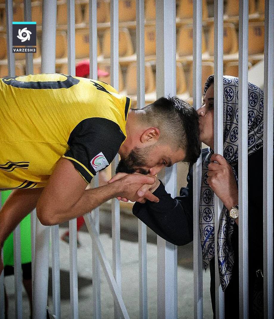 ۲ بوسه در یک تصویر؛ ببینید | صحنه زیبا در حاشیه یک دیدار فوتبال