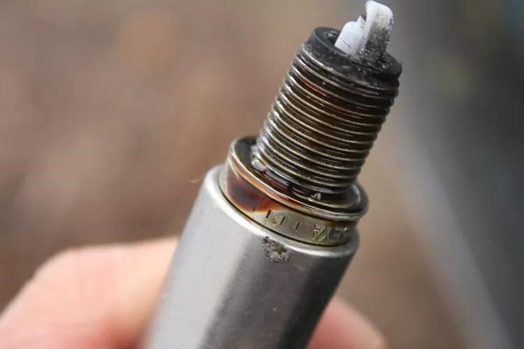 علت روغن زدن سر شمع خودرو چیست ؟ | راههای رفع روغن زدن شمع