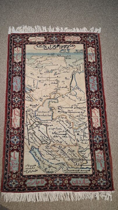 فرش ۱۰۰ساله خاص رونمایی شد+ عکس | این فرش نیست، سند است | دستبافته نفیس شاگردان مدرسه دختران