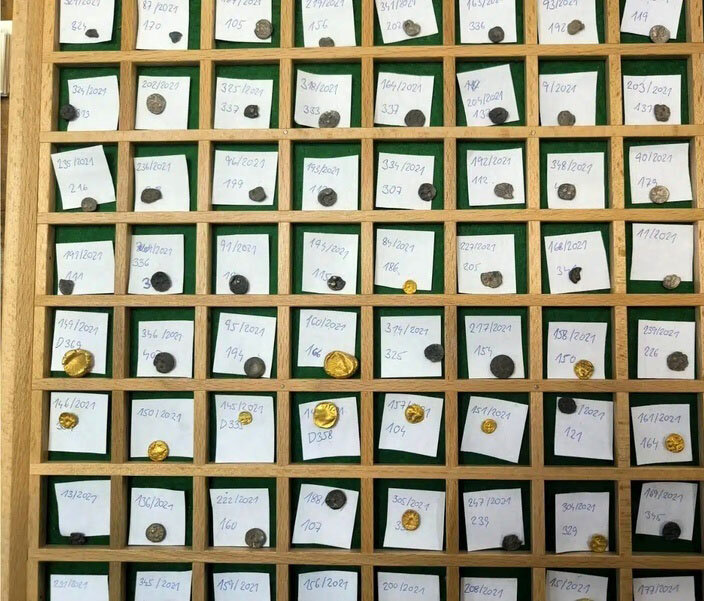 کشف سکههای باستانی در یک مکان غیرمنتظره! + عکس