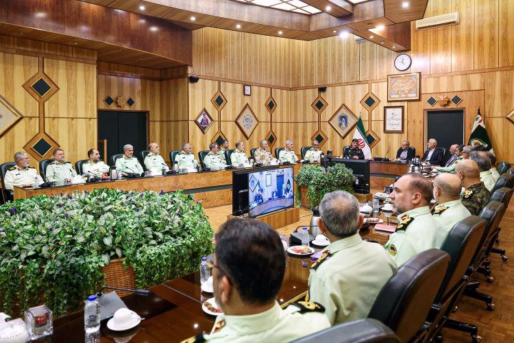 حضور سرزده پزشکیان در جمع فرماندهان پلیس؛ خوش و بش با سردار رادان | تصاویر