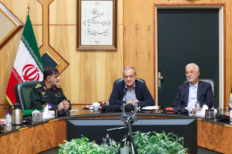 حضور سرزده پزشکیان در جمع فرماندهان پلیس؛ خوش و بش با سردار رادان | تصاویر