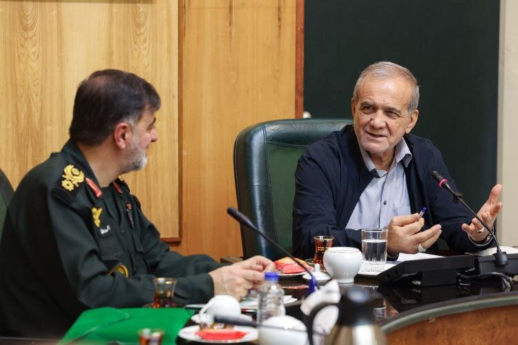 حضور سرزده پزشکیان در جمع فرماندهان پلیس؛ خوش و بش با سردار رادان | تصاویر