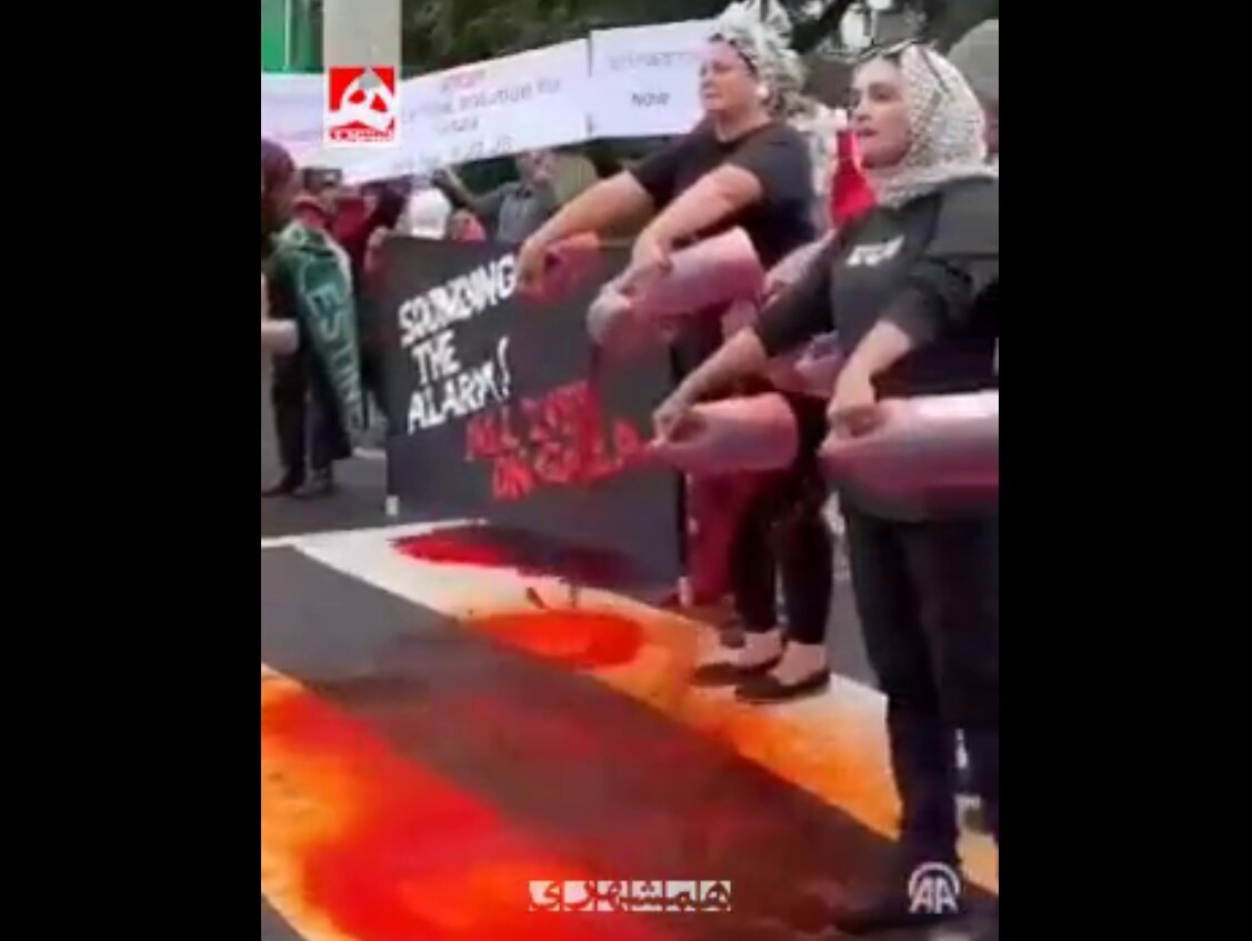 دست‌های خونین رو به دوربین رسانه ها  | متفاوت ترین حرکت حامیان فلسطین در آمریکا