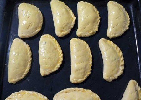 طرز تهیه پیراشکی پیتزایی خانگی با خمیر نرم و کشدار