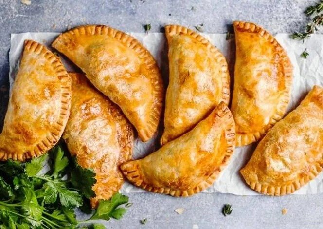 طرز تهیه پیراشکی پیتزایی خانگی با خمیر نرم و کش‌دار