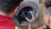 گیر افتادن کودک ۴ ساله گلستانی در ماشین لباسشویی! + ویدئو