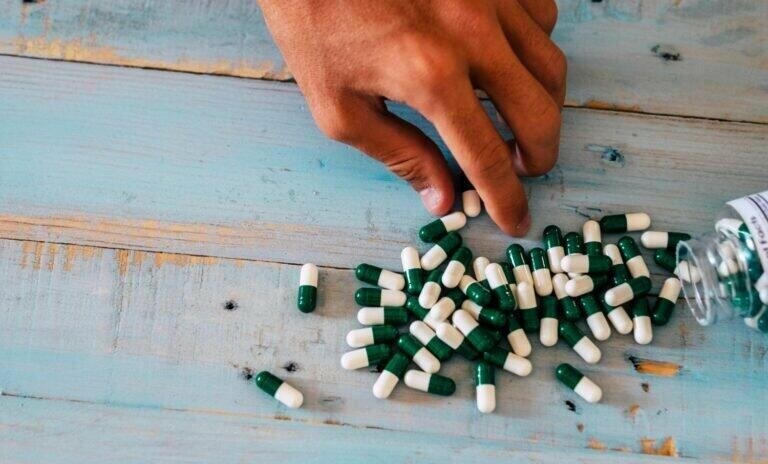 عوارض خطرناک خوددرمانی برای افسردهها