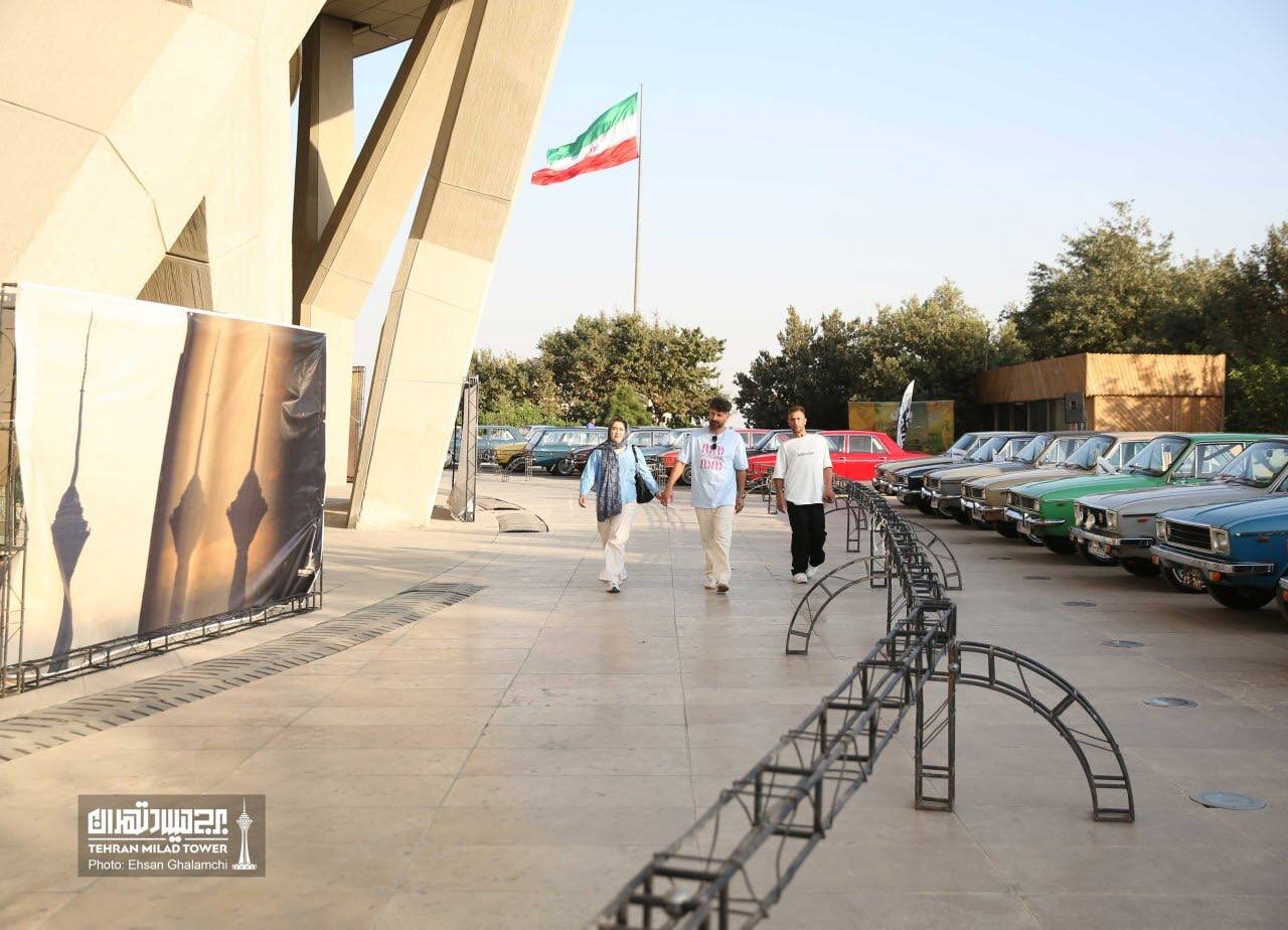 پیکان ها در برج میلاد پیکان ها در برج میلاد