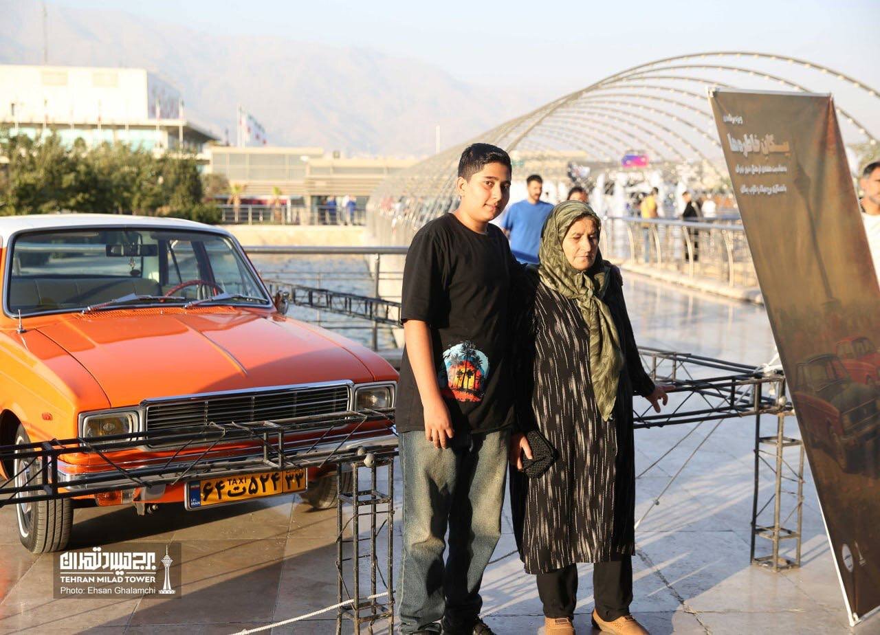 پیکان ها در برج میلاد پیکان ها در برج میلاد