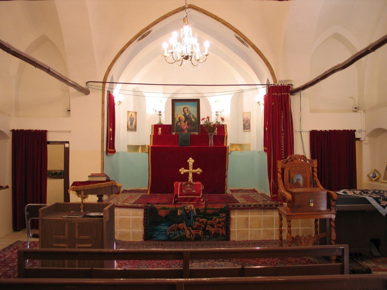 گردش در میان کلیساهای قدیمی و تاریخی پایتخت