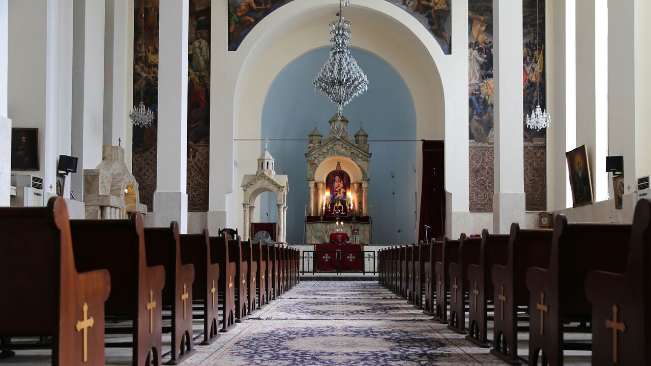 گردش در میان کلیساهای قدیمی و تاریخی پایتخت