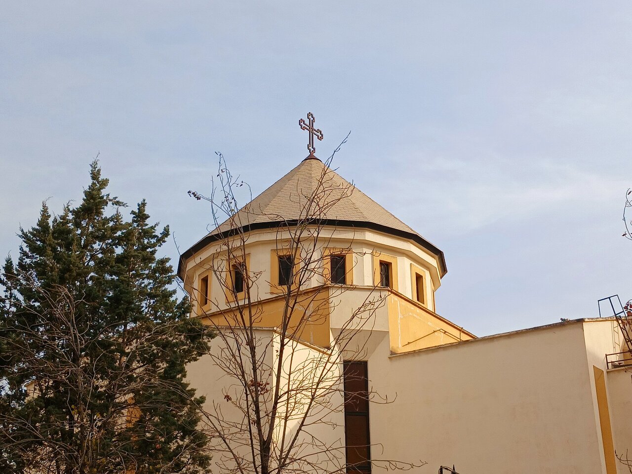 گردش در میان کلیساهای قدیمی و تاریخی پایتخت