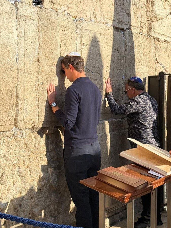 حضور خبرساز ویتکاف و داماد ترامپ کنار دیوار ندبه + عکس | جلسه با نتانیاهو روی فرش ایرانی!