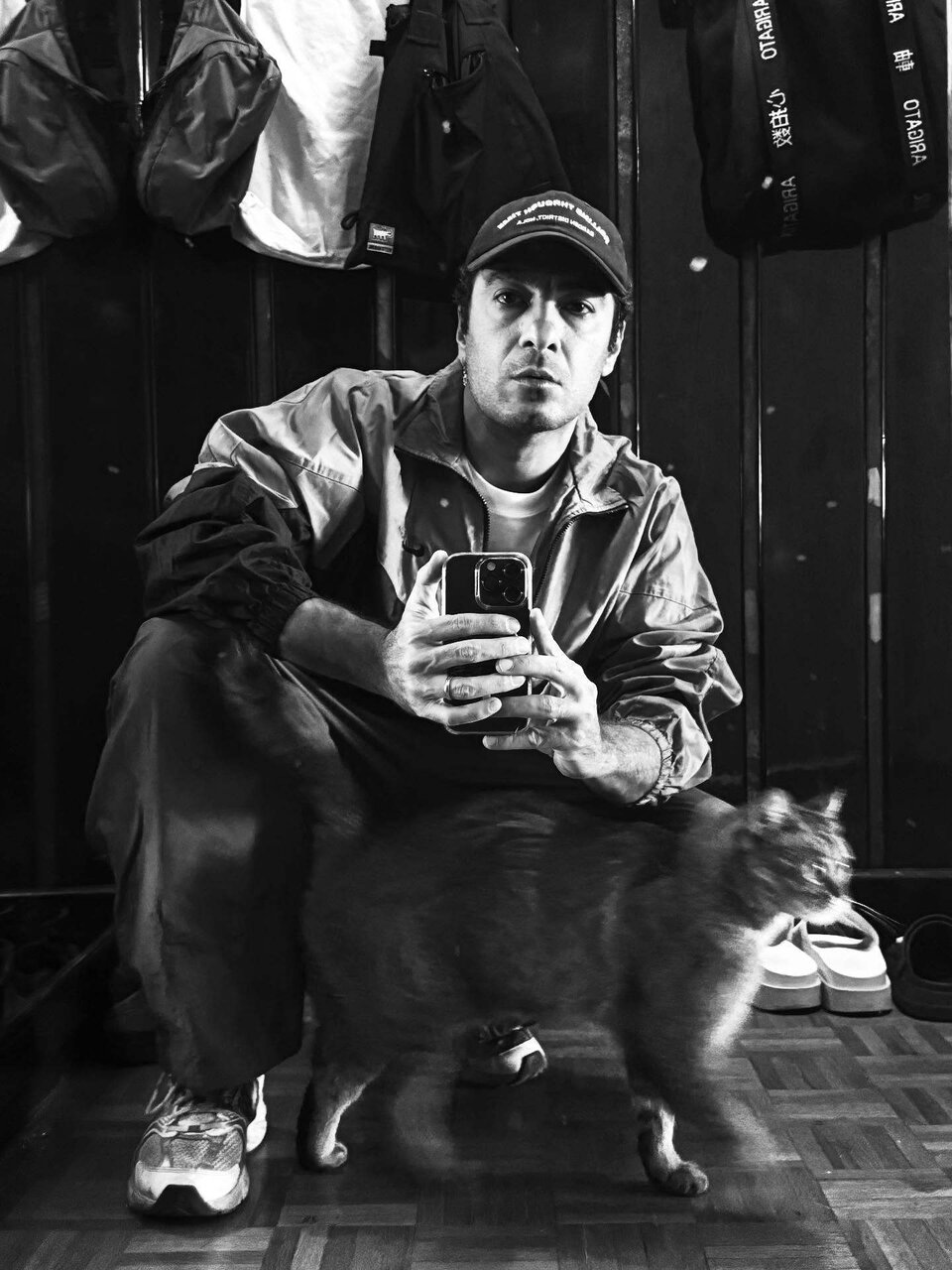 نوید محمدزاده، گربه و کلاه بیسبال؛ استایل کاملاً متفاوت ستاره سینما! | تصاویر