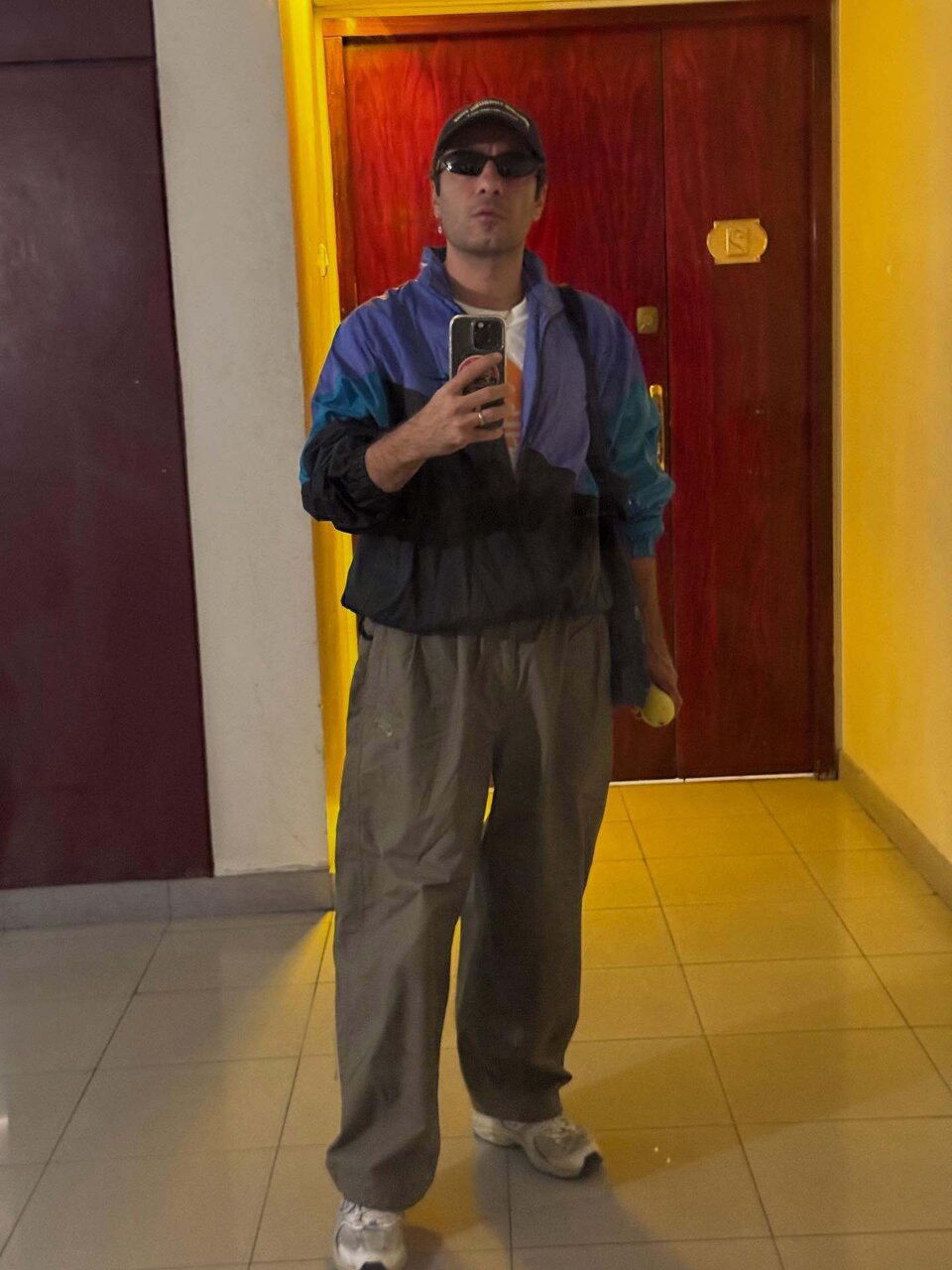 نوید محمدزاده، گربه و کلاه بیسبال؛ استایل کاملاً متفاوت ستاره سینما! | تصاویر