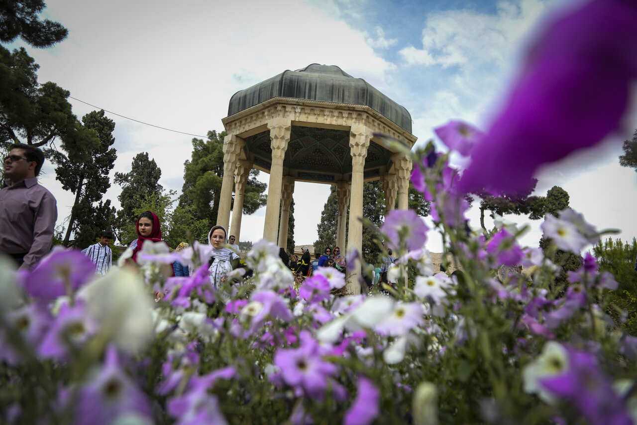 خواهم شدن به بستان، چون غنچه با دل تنگ...