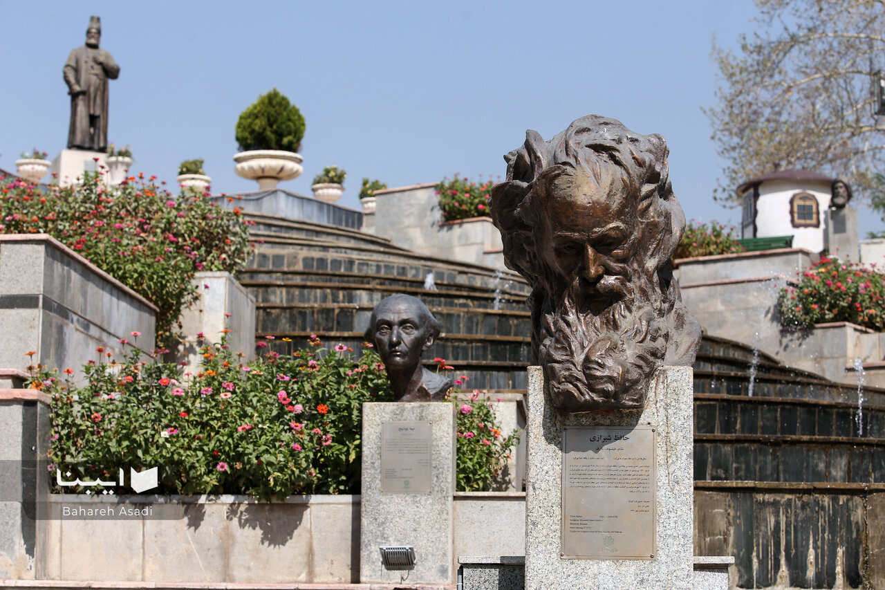 خواهم شدن به بستان، چون غنچه با دل تنگ...