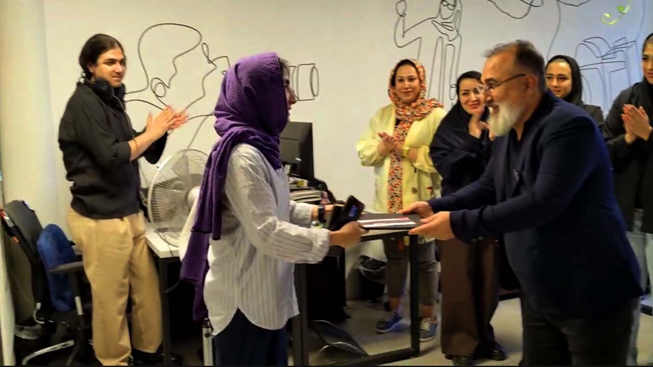 لحظه تقدیر از خبرنگار پس از درگیری لفظی معاون وزیر در نشست خبری + ویدئو