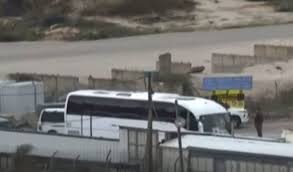تصاویر لحظه حرکت اتوبوسهای حامل اسرای فلسطینی از زندان عوفر اسرائیل