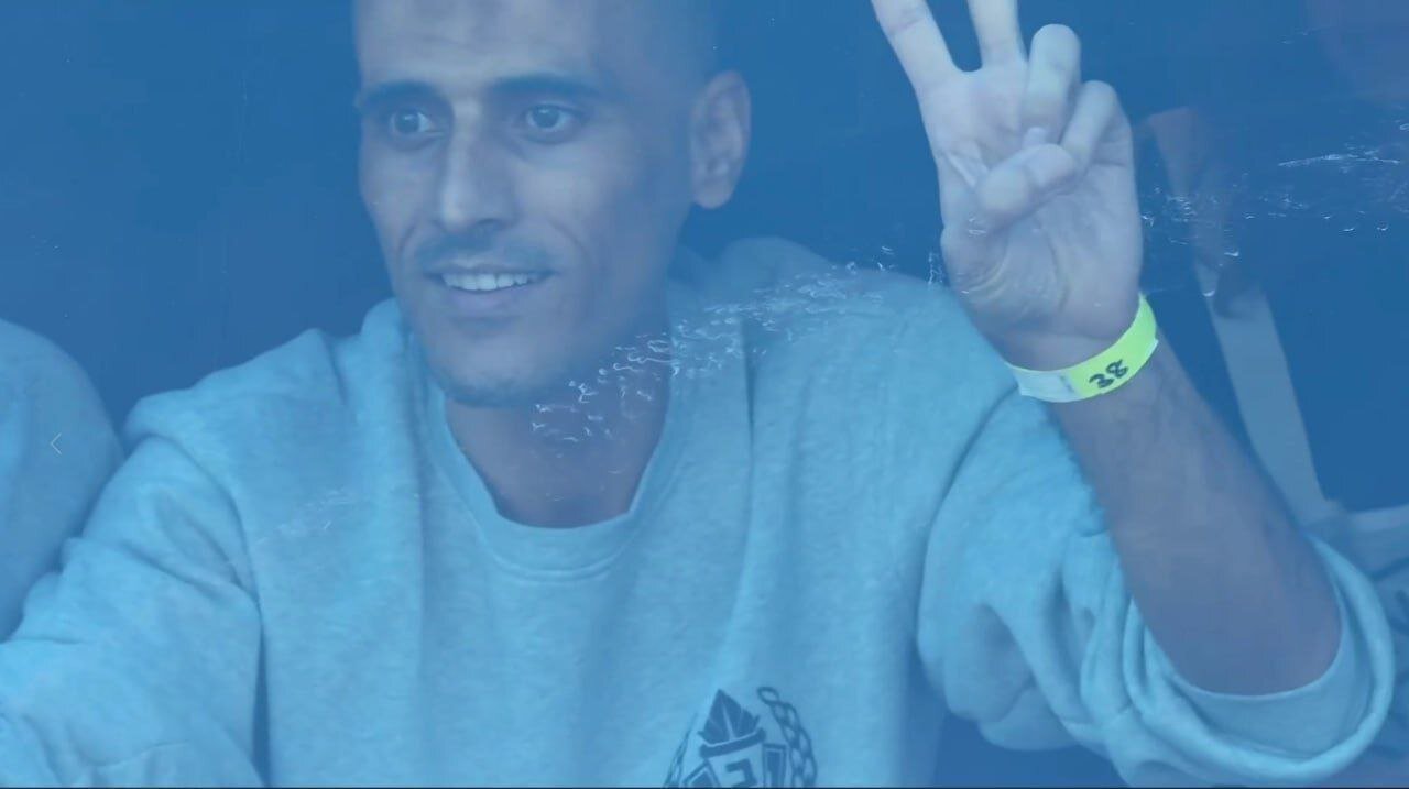 صدای سوت و فریاد شادی هنگام ورود اتوبوس اسرا به رام الله | ویدئو