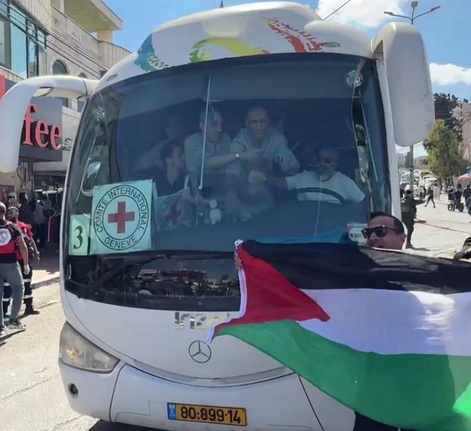 صدای سوت و فریاد شادی هنگام ورود اتوبوس اسرا به رام الله | ویدئو