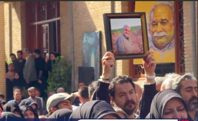 تصویر سردار بزرگ ایران در دستان دوستداران مرحوم محمد کاسبی | ویدئو
