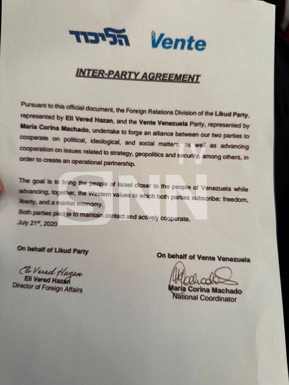 سندی که سفیر ونزوئلا از برنده صل نوبل نشان داد + ویدئو | شأن جایزه نوبل رو به افول است