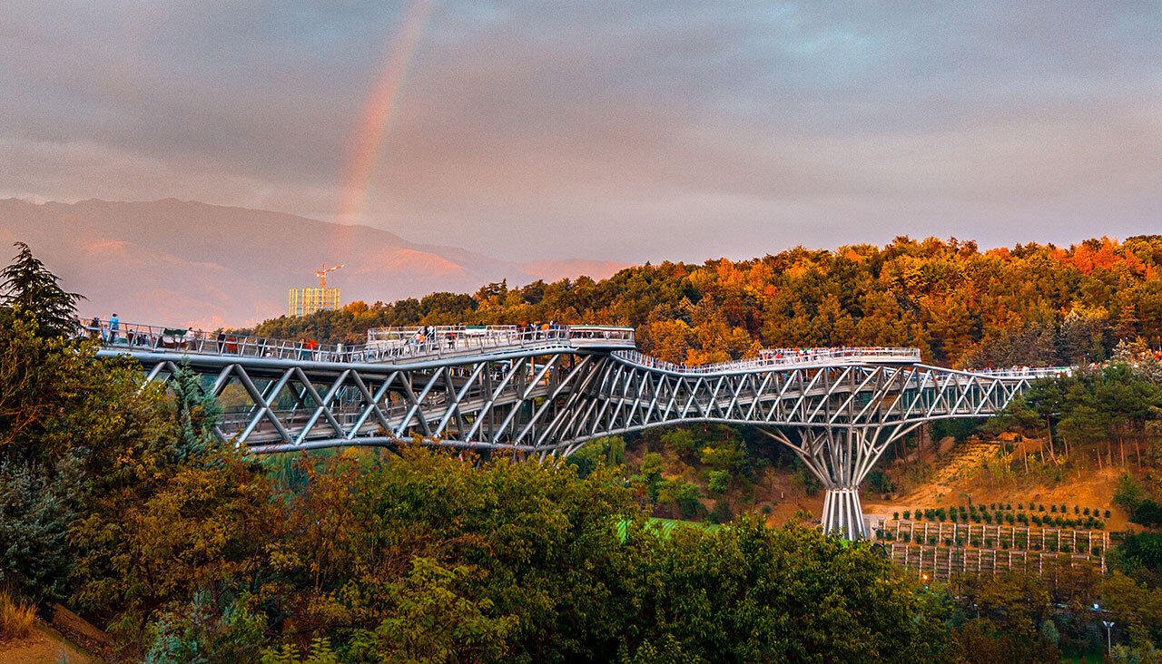 سازه مدرن تهران که پلی به سوی زیبایی های شهر است