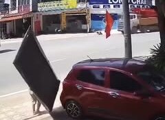 لحظه وحشتناک ترکیدن لاستیک تریلی در پیچ خیابان؛ نجات معجزهآسای عابر را ببینید