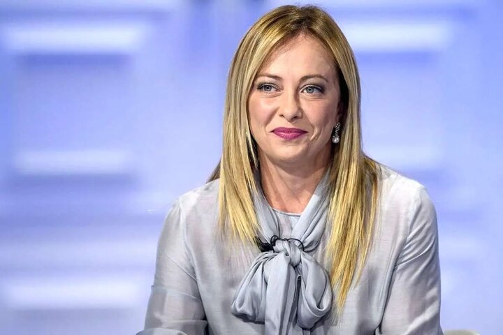 کیک تولد غافلگیرانه برای جورجیا ملونی+ ویدئو | خواندن ترانه «تولدت مبارک» به زبان ایتالیایی برای ملونی