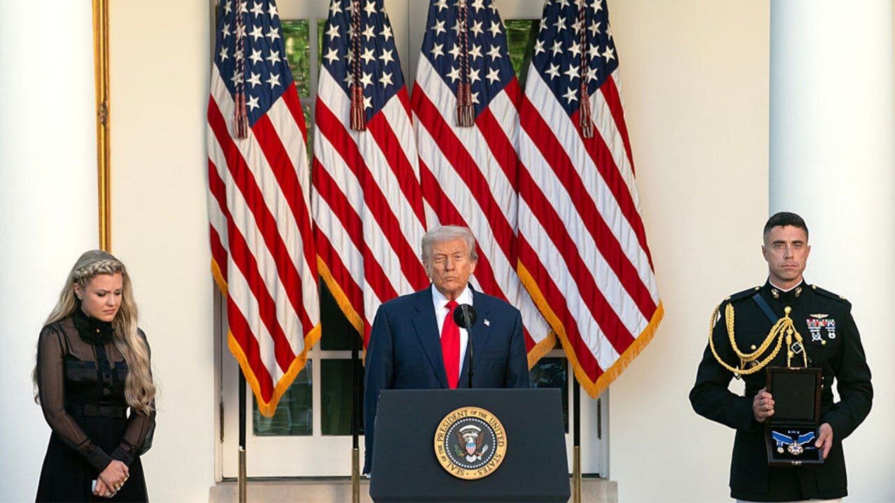 اشک های اریکا کرک جاری شد+ عکس | مراسم اهدای مدال آزادی به همسر چارلی کرک