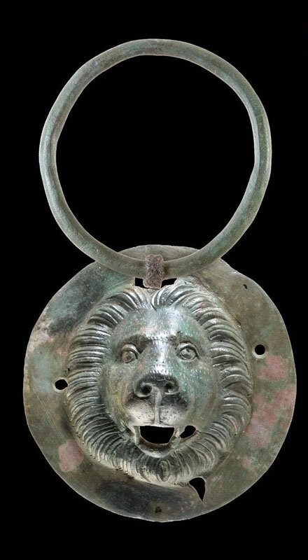 ۴ سر برنزی شیر در یک قبر ۱۹۰۰ ساله + عکس