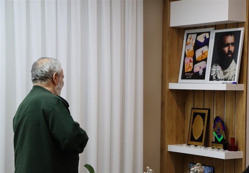 سردار عالیرتبه سپاه در منزل شهید تازه تفحص شده | تصاویر