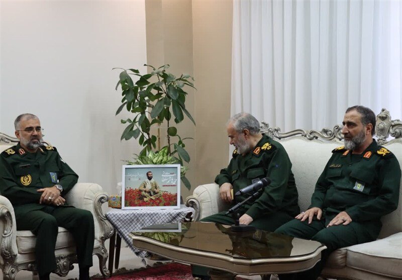 سردار عالیرتبه سپاه در منزل شهید تازه تفحص شده | تصاویر