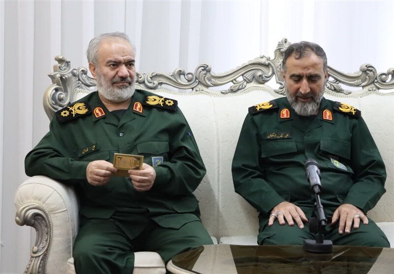 سردار عالیرتبه سپاه در منزل شهید تازه تفحص شده | تصاویر