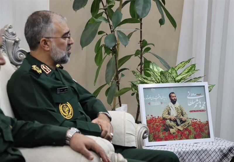 سردار عالیرتبه سپاه در منزل شهید تازه تفحص شده | تصاویر