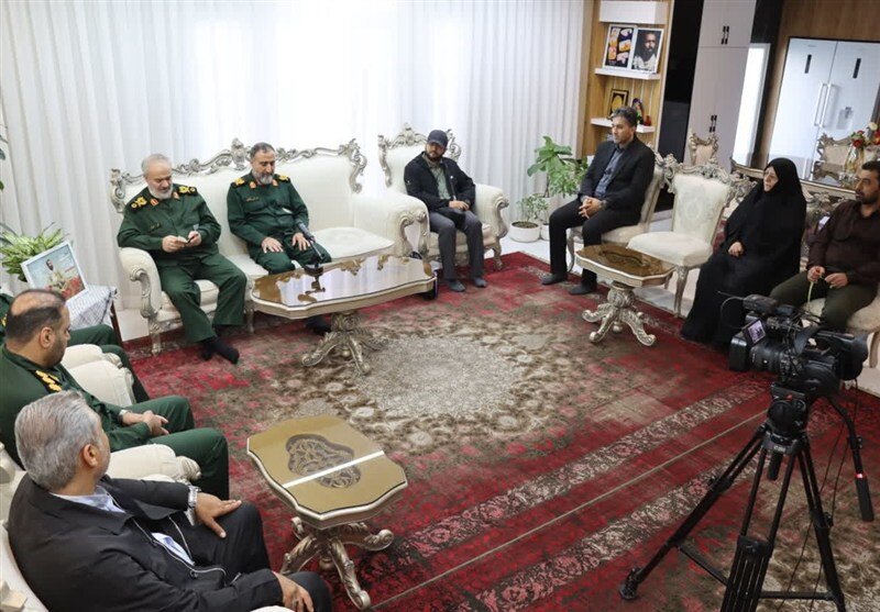 سردار عالیرتبه سپاه در منزل شهید تازه تفحص شده | تصاویر