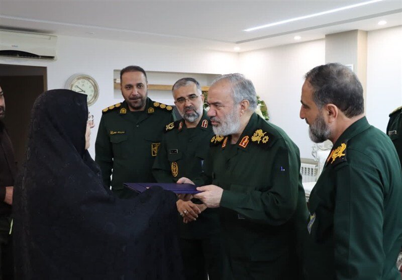 سردار عالیرتبه سپاه در منزل شهید تازه تفحص شده | تصاویر