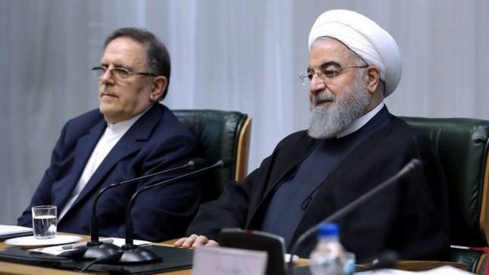 ماجرای چوب حراج روحانی به سکههای بانک مرکزی | این آقا فکر میکند طلاها مال خودش است و دلش نمیآید بفروشد! | پول نداشتیم حقوق کارمندان را بدهیم سیف- روحانی