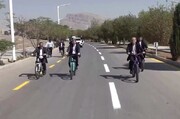 دوچرخه سواری پزشکیان و همراهانش با کت و کاپشن + ویدئو