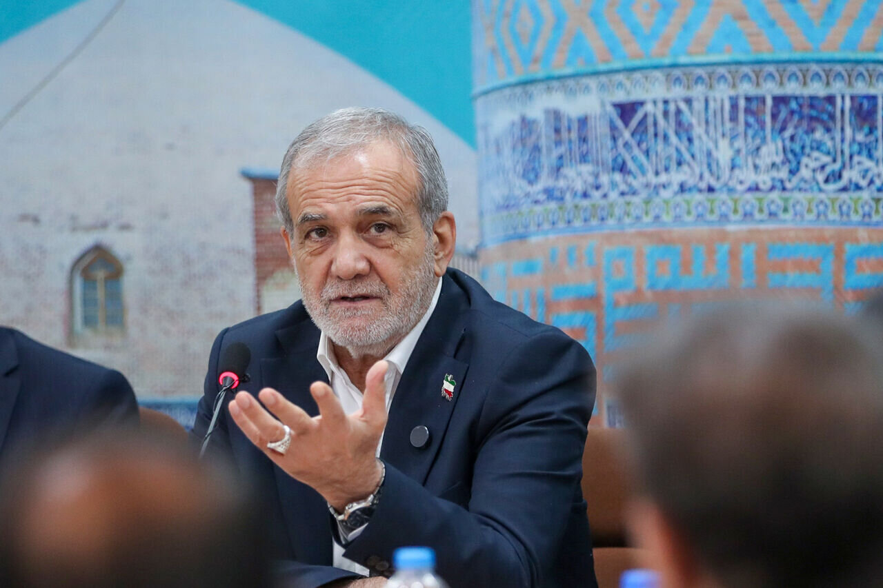 انتقادات تند پزشکیان؛ اینکه روی طلا خوابیدهایم اما گرسنهایم؛ مقصر خودمان هستیم نه آمریکا | از اختلافات داخلی میترسم نه از آمریکا و اسرائیل پزشکیان