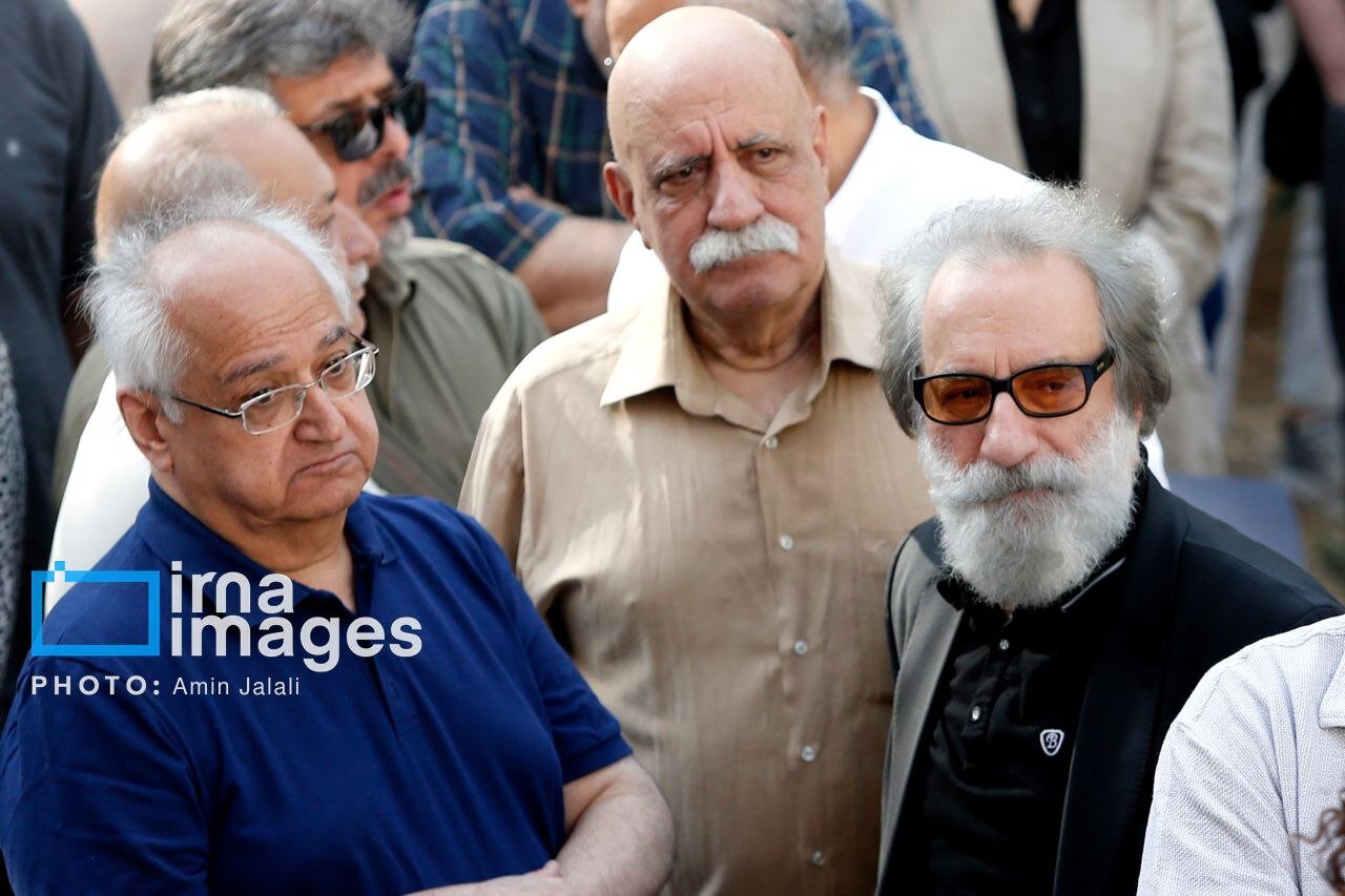 هنرمندانی که در تشییع پیکر ناصر تقوایی شرکت کردند هنرمندانی که در تشییع پیکر ناصر تقوایی شرکت کردند