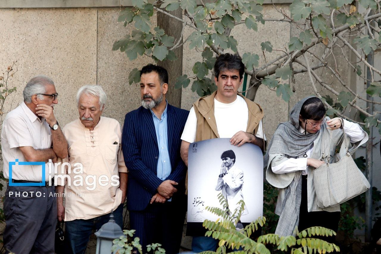 هنرمندانی که در تشییع پیکر ناصر تقوایی شرکت کردند هنرمندانی که در تشییع پیکر ناصر تقوایی شرکت کردند