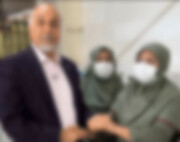بوسهٔ چهره مشهور بر دستان زن کارگر جنجالی شد+ عکس | ماجرا چیست؟ | از شما انتظار نداشتیم! | دستگاه قضایی وارد ماجرا میشود