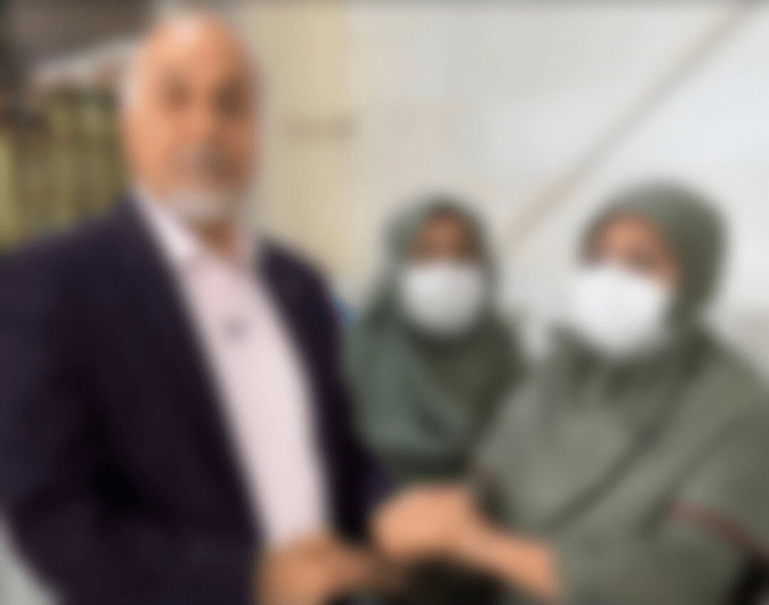 بوسهٔ چهره مشهور بر دستان زن کارگر جنجالی شد+ عکس | ماجرا چیست؟ | از شما انتظار نداشتیم! | دستگاه قضایی وارد ماجرا میشود بوسه کارآفرین بر دستان کارگر زن