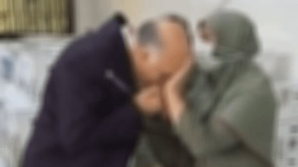 بوسهٔ چهره مشهور بر دستان زن کارگر جنجالی شد+ عکس | ماجرا چیست؟ | از شما انتظار نداشتیم! | دستگاه قضایی وارد ماجرا می‌شود