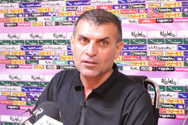 قلعه‌نویی لجبازی می‌کند 