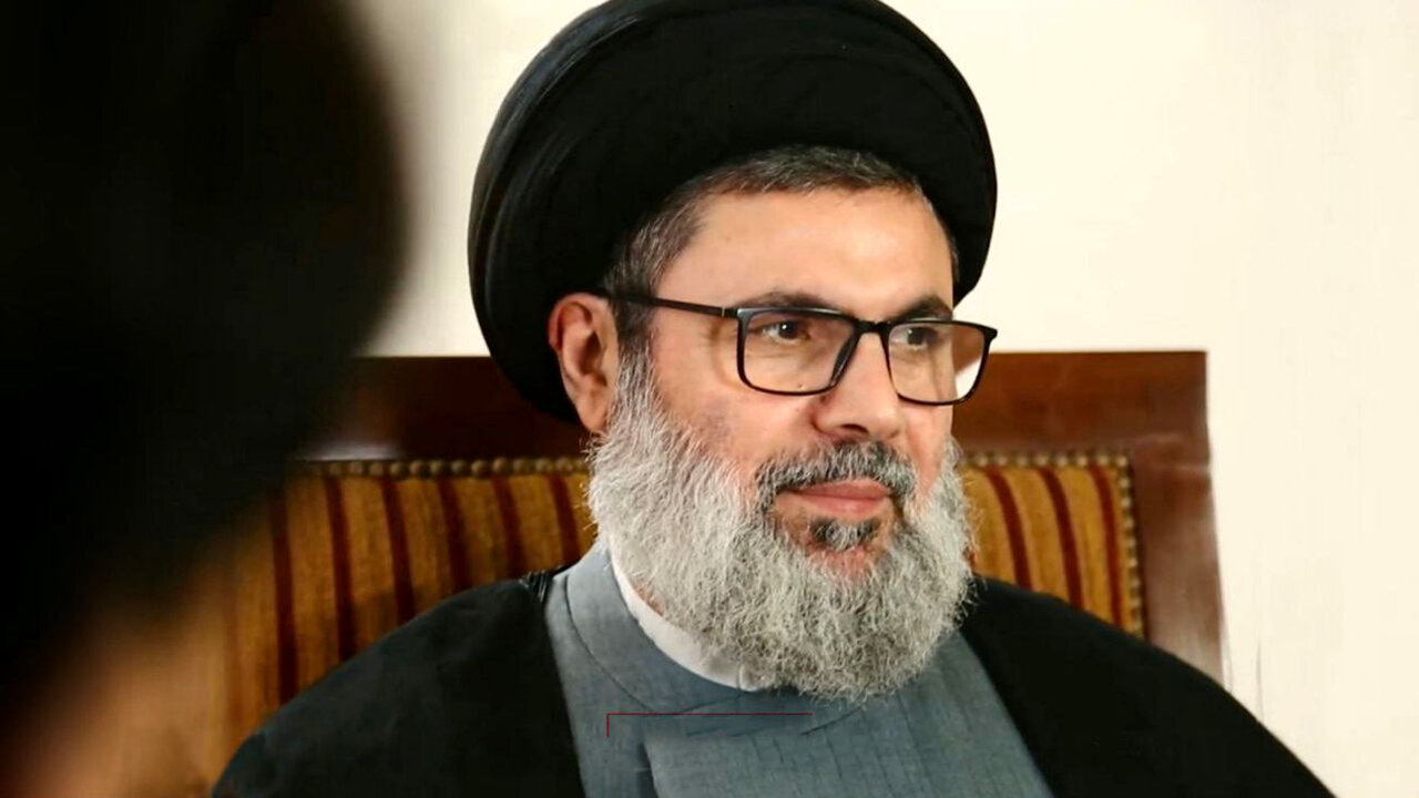 نمازخواندن دبیرکل فقید حزب الله لبنان در پارکینگ + عکس